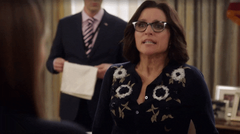 Selina Meyer aus der TV-Show Veep macht eine "Komm zum Ende"-Geste